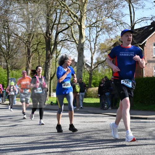 12.04.2026 - 45. Internationalen Wilhelmsburger Insellauf J. Mangold http://msf.ph/oto/9464445 12.04.2026 10:54:58 Ziel 2088, 5660, 5317, 2821, 2855, 4585, 2324, 4636, 5006, 5333, 4056, 5334, 4197, 5747, 5773, 5835, 5268, 4500, 4714 meine-sportfotos.de