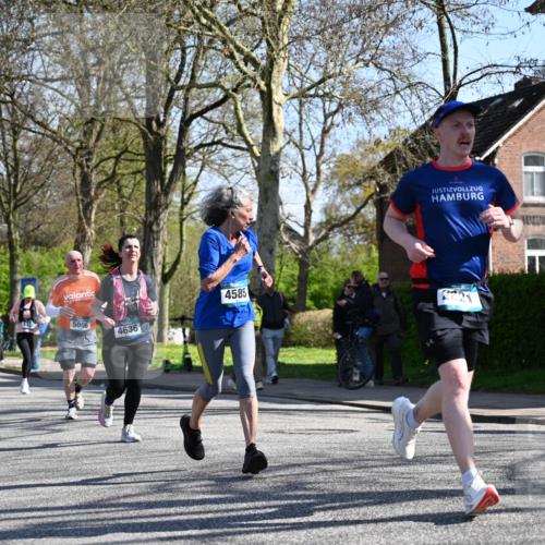 12.04.2026 - 45. Internationalen Wilhelmsburger Insellauf J. Mangold http://msf.ph/oto/9464448 12.04.2026 10:54:58 Ziel 2088, 5660, 5317, 2821, 2855, 4585, 2324, 4636, 5006, 5333, 4056, 5334, 4197, 5747, 5773, 5835, 5268, 4500, 4714 meine-sportfotos.de