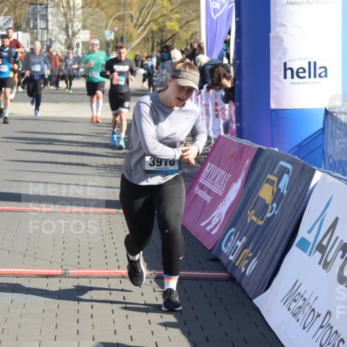 12.04.2026 - 45. Internationalen Wilhelmsburger Insellauf Strokosch-Dieckow http://msf.ph/oto/9464471 12.04.2026 10:56:29 Ziel 2808, 3916 meine-sportfotos.de