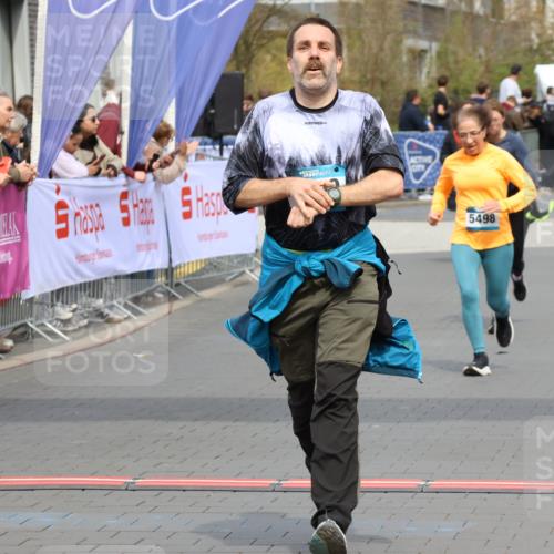 12.04.2026 - 45. Internationalen Wilhelmsburger Insellauf Strokosch-Dieckow http://msf.ph/oto/9464476 12.04.2026 13:14:18 Ziel 5340, 2999, 5498, 4465, 5350 meine-sportfotos.de