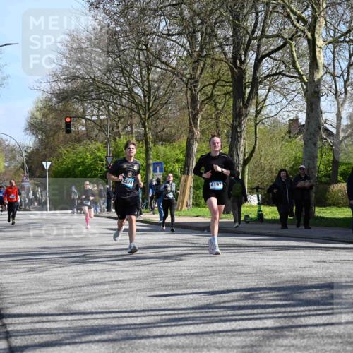 12.04.2026 - 45. Internationalen Wilhelmsburger Insellauf J. Mangold http://msf.ph/oto/9464498 12.04.2026 10:55:03 Ziel 5660, 5317, 2821, 2855, 4585, 2324, 4636, 5006, 5333, 4056, 5334, 4197, 5747, 5773, 5835, 5268, 4500, 4714, 3175, 4298, 5557 meine-sportfotos.de