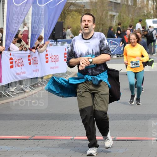12.04.2026 - 45. Internationalen Wilhelmsburger Insellauf Strokosch-Dieckow http://msf.ph/oto/9464502 12.04.2026 13:14:18 Ziel 5340, 2999, 5498, 4465, 5350 meine-sportfotos.de