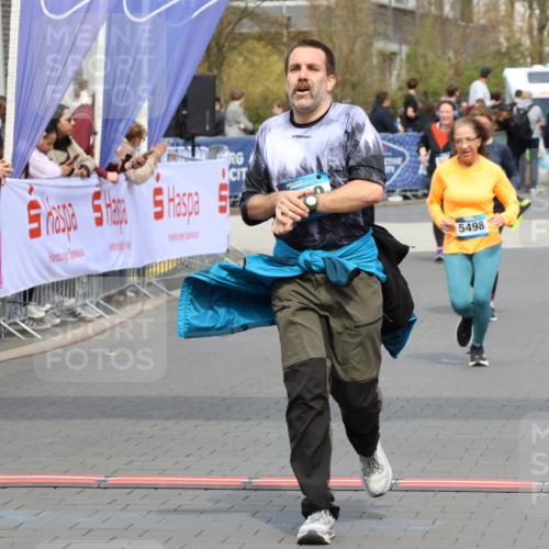 12.04.2026 - 45. Internationalen Wilhelmsburger Insellauf Strokosch-Dieckow http://msf.ph/oto/9464508 12.04.2026 13:14:18 Ziel 5340, 2999, 5498, 4465, 5350 meine-sportfotos.de