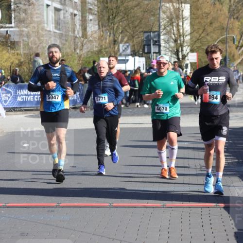 12.04.2026 - 45. Internationalen Wilhelmsburger Insellauf Strokosch-Dieckow http://msf.ph/oto/9464511 12.04.2026 10:56:34 Ziel 4494, 5047, 4070, 5771, 4549 meine-sportfotos.de