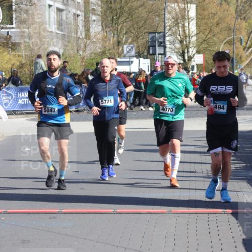 12.04.2026 - 45. Internationalen Wilhelmsburger Insellauf Strokosch-Dieckow http://msf.ph/oto/9464527 12.04.2026 10:56:34 Ziel 4494, 5047, 4070, 5771, 4549 meine-sportfotos.de