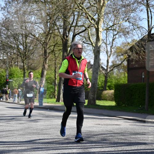 12.04.2026 - 45. Internationalen Wilhelmsburger Insellauf J. Mangold http://msf.ph/oto/9464618 12.04.2026 10:55:33 Ziel 4714, 3175, 4298, 5557, 2349, 3118, 5822, 3488, 2797, 2796, 2921, 2808, 3916, 4494, 5047, 4070, 5771 meine-sportfotos.de
