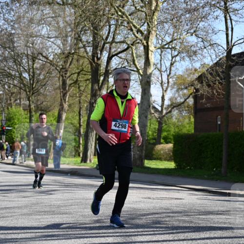 12.04.2026 - 45. Internationalen Wilhelmsburger Insellauf J. Mangold http://msf.ph/oto/9464619 12.04.2026 10:55:33 Ziel 4714, 3175, 4298, 5557, 2349, 3118, 5822, 3488, 2797, 2796, 2921, 2808, 3916, 4494, 5047, 4070, 5771 meine-sportfotos.de