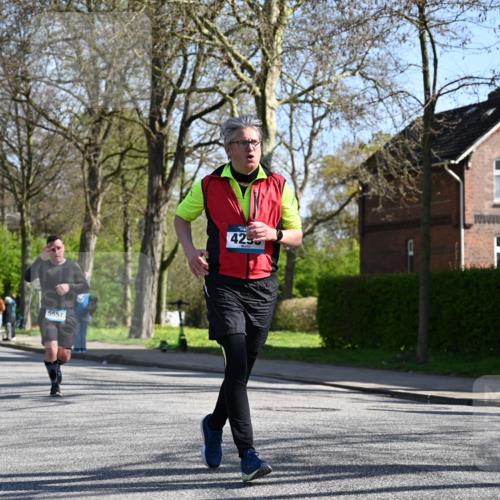 12.04.2026 - 45. Internationalen Wilhelmsburger Insellauf J. Mangold http://msf.ph/oto/9464624 12.04.2026 10:55:33 Ziel 4714, 3175, 4298, 5557, 2349, 3118, 5822, 3488, 2797, 2796, 2921, 2808, 3916, 4494, 5047, 4070, 5771 meine-sportfotos.de
