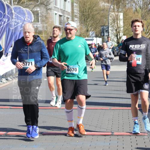 12.04.2026 - 45. Internationalen Wilhelmsburger Insellauf Strokosch-Dieckow http://msf.ph/oto/9464627 12.04.2026 10:56:37 Ziel 4494, 5047, 4070, 5771, 4549 meine-sportfotos.de