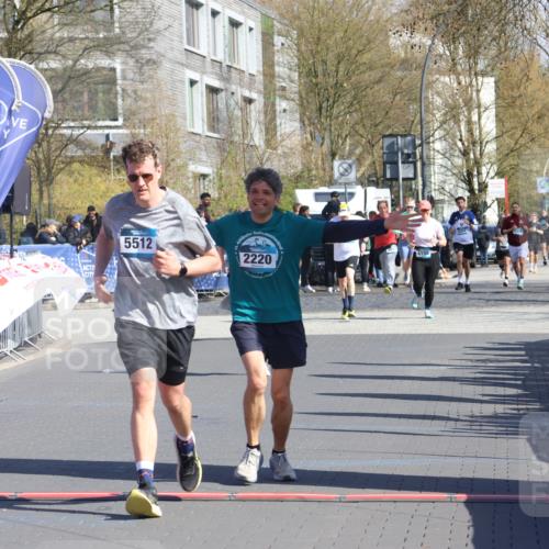 12.04.2026 - 45. Internationalen Wilhelmsburger Insellauf Strokosch-Dieckow http://msf.ph/oto/9464639 12.04.2026 10:56:47 Ziel 2055, 5512, 2220 meine-sportfotos.de
