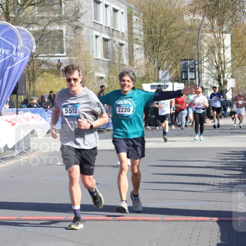 12.04.2026 - 45. Internationalen Wilhelmsburger Insellauf Strokosch-Dieckow http://msf.ph/oto/9464647 12.04.2026 10:56:47 Ziel 2055, 5512, 2220 meine-sportfotos.de