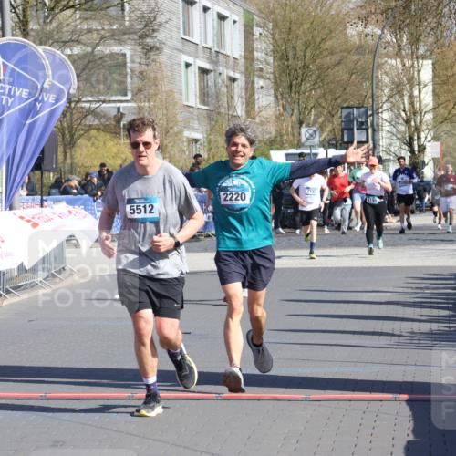 12.04.2026 - 45. Internationalen Wilhelmsburger Insellauf Strokosch-Dieckow http://msf.ph/oto/9464653 12.04.2026 10:56:47 Ziel 2055, 5512, 2220 meine-sportfotos.de