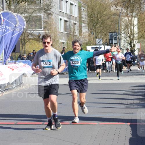 12.04.2026 - 45. Internationalen Wilhelmsburger Insellauf Strokosch-Dieckow http://msf.ph/oto/9464657 12.04.2026 10:56:47 Ziel 2055, 5512, 2220 meine-sportfotos.de