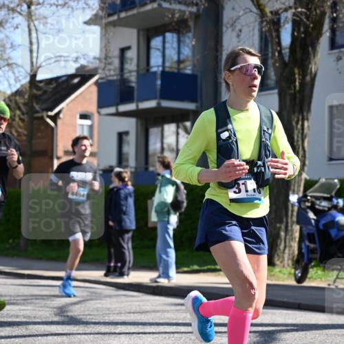12.04.2026 - 45. Internationalen Wilhelmsburger Insellauf J. Mangold http://msf.ph/oto/9464695 12.04.2026 10:55:48 Ziel 3175, 4298, 5557, 2349, 3118, 5822, 3488, 2797, 2796, 2921, 2808, 3916, 3916, 4494, 5047, 4070, 5771, 4549, 4717, 2055, 5512, 2220, 4158 meine-sportfotos.de