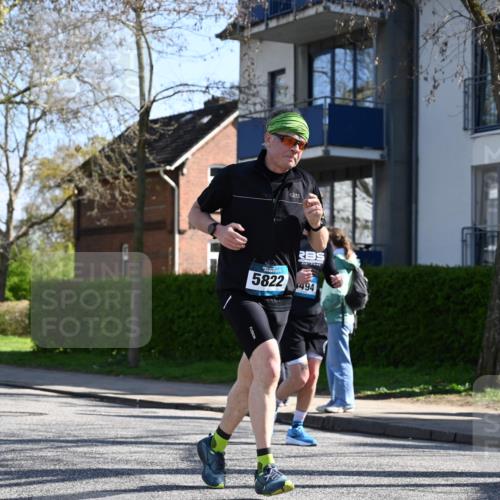 12.04.2026 - 45. Internationalen Wilhelmsburger Insellauf J. Mangold http://msf.ph/oto/9464699 12.04.2026 10:55:49 Ziel 3175, 4298, 5557, 2349, 3118, 5822, 3488, 2797, 2796, 2921, 2808, 3916, 4494, 5047, 4070, 5771, 4549, 4717, 2055, 5512, 2220, 4158 meine-sportfotos.de
