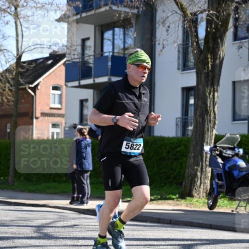 12.04.2026 - 45. Internationalen Wilhelmsburger Insellauf J. Mangold http://msf.ph/oto/9464703 12.04.2026 10:55:49 Ziel 3175, 4298, 5557, 2349, 3118, 5822, 3488, 2797, 2796, 2921, 2808, 3916, 4494, 5047, 4070, 5771, 4549, 4717, 2055, 5512, 2220, 4158 meine-sportfotos.de