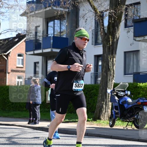 12.04.2026 - 45. Internationalen Wilhelmsburger Insellauf J. Mangold http://msf.ph/oto/9464704 12.04.2026 10:55:49 Ziel 3175, 4298, 5557, 2349, 3118, 5822, 3488, 2797, 2796, 2921, 2808, 3916, 4494, 5047, 4070, 5771, 4549, 4717, 2055, 5512, 2220, 4158 meine-sportfotos.de