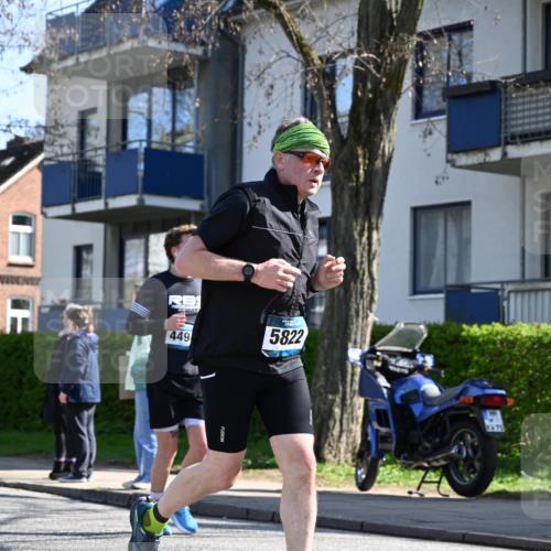 12.04.2026 - 45. Internationalen Wilhelmsburger Insellauf J. Mangold http://msf.ph/oto/9464705 12.04.2026 10:55:49 Ziel 3175, 4298, 5557, 2349, 3118, 5822, 3488, 2797, 2796, 2921, 2808, 3916, 4494, 5047, 4070, 5771, 4549, 4717, 2055, 5512, 2220, 4158 meine-sportfotos.de