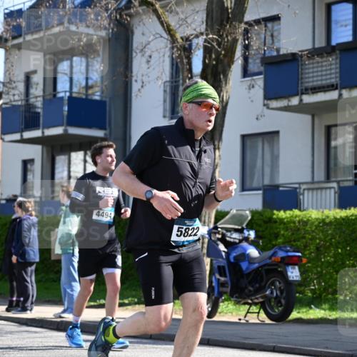 12.04.2026 - 45. Internationalen Wilhelmsburger Insellauf J. Mangold http://msf.ph/oto/9464707 12.04.2026 10:55:49 Ziel 3175, 4298, 5557, 2349, 3118, 5822, 3488, 2797, 2796, 2921, 2808, 3916, 4494, 5047, 4070, 5771, 4549, 4717, 2055, 5512, 2220, 4158 meine-sportfotos.de