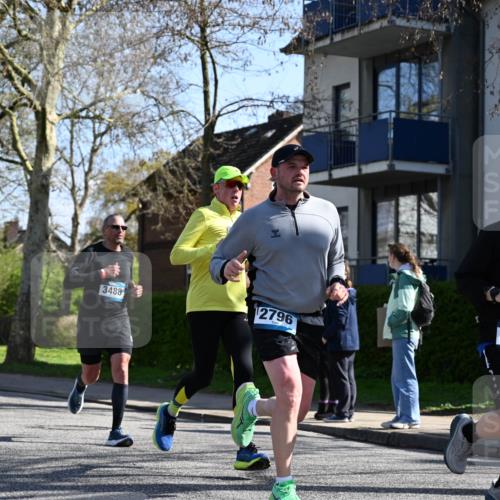 12.04.2026 - 45. Internationalen Wilhelmsburger Insellauf J. Mangold http://msf.ph/oto/9464713 12.04.2026 10:55:53 Ziel 2349, 3118, 5822, 3488, 2797, 2796, 2921, 2808, 3916, 4494, 5047, 4070, 5771, 4549, 4717, 2055, 2055, 5512, 2220, 4158, 2133, 2754, 4155 meine-sportfotos.de