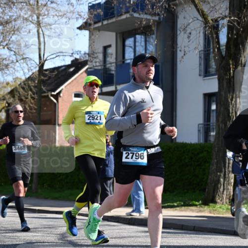 12.04.2026 - 45. Internationalen Wilhelmsburger Insellauf J. Mangold http://msf.ph/oto/9464720 12.04.2026 10:55:53 Ziel 2349, 3118, 5822, 3488, 2797, 2796, 2921, 2808, 3916, 4494, 5047, 4070, 5771, 4549, 4717, 2055, 2055, 5512, 2220, 4158, 2133, 2754, 4155 meine-sportfotos.de