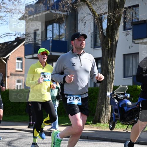 12.04.2026 - 45. Internationalen Wilhelmsburger Insellauf J. Mangold http://msf.ph/oto/9464722 12.04.2026 10:55:54 Ziel 2349, 3118, 5822, 3488, 2797, 2796, 2921, 2808, 3916, 4494, 5047, 4070, 5771, 4549, 4717, 2055, 5512, 2220, 4158, 2133, 2754, 4155, 2795 meine-sportfotos.de