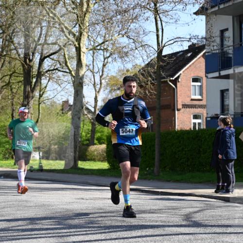 12.04.2026 - 45. Internationalen Wilhelmsburger Insellauf J. Mangold http://msf.ph/oto/9464763 12.04.2026 10:56:03 Ziel 3488, 2797, 2796, 2921, 2808, 3916, 4494, 5047, 4070, 5771, 4549, 4717, 2055, 5512, 2220, 4158, 2133, 2754, 4155, 2795, 3917, 5319, 5352, 2915, 3224, 4654 meine-sportfotos.de