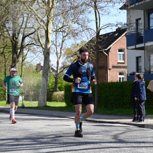 12.04.2026 - 45. Internationalen Wilhelmsburger Insellauf J. Mangold http://msf.ph/oto/9464764 12.04.2026 10:56:03 Ziel 3488, 2797, 2796, 2921, 2808, 3916, 4494, 5047, 4070, 5771, 4549, 4717, 2055, 5512, 2220, 4158, 2133, 2754, 4155, 2795, 3917, 5319, 5352, 2915, 3224, 4654 meine-sportfotos.de