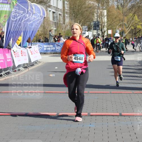 12.04.2026 - 45. Internationalen Wilhelmsburger Insellauf Strokosch-Dieckow http://msf.ph/oto/9464859 12.04.2026 11:14:38 Ziel 3202, 4548, 2404 meine-sportfotos.de