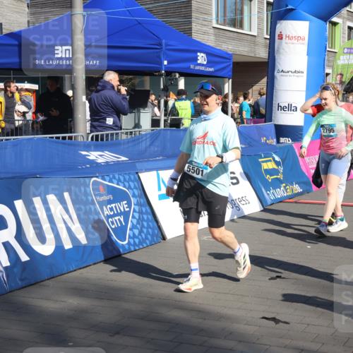 12.04.2026 - 45. Internationalen Wilhelmsburger Insellauf Strokosch-Dieckow http://msf.ph/oto/9464878 12.04.2026 10:57:02 Ziel 2795, 3917, 5319, 5352, 2915, 3224 meine-sportfotos.de