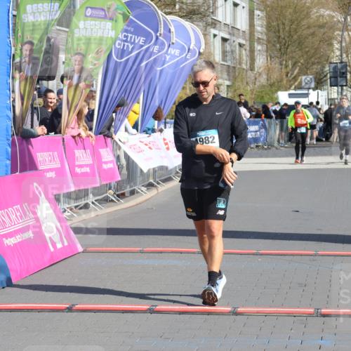 12.04.2026 - 45. Internationalen Wilhelmsburger Insellauf Strokosch-Dieckow http://msf.ph/oto/9464914 12.04.2026 11:14:45 Ziel 4982 meine-sportfotos.de
