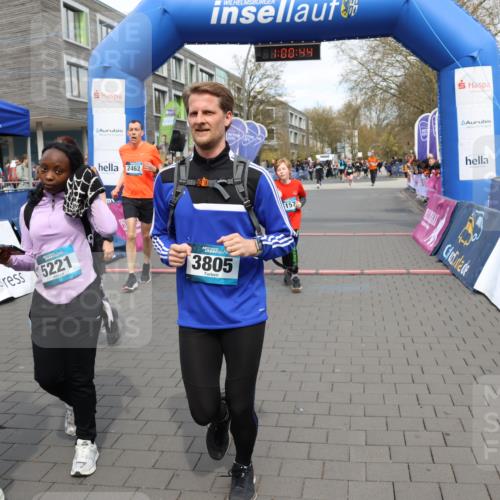 12.04.2026 - 45. Internationalen Wilhelmsburger Insellauf Strokosch-Dieckow http://msf.ph/oto/9464916 12.04.2026 13:13:44 Ziel 3935, 3805, 5158, 5157, 2462, 4533, 5693 meine-sportfotos.de
