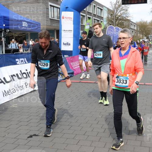 12.04.2026 - 45. Internationalen Wilhelmsburger Insellauf Strokosch-Dieckow http://msf.ph/oto/9464956 12.04.2026 13:13:41 Ziel 3942, 5221, 3540, 3933, 3935, 3805, 5158, 5157, 2462, 4533, 5693 meine-sportfotos.de