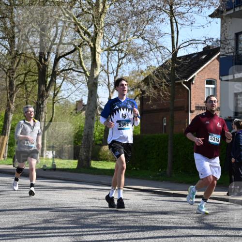 12.04.2026 - 45. Internationalen Wilhelmsburger Insellauf J. Mangold http://msf.ph/oto/9464987 12.04.2026 10:56:33 Ziel 5512, 2220, 4158, 2133, 2754, 4155, 2795, 3917, 5319, 5352, 2915, 3224, 4654, 3059, 3187, 4448, 2912, 2913, 4927, 2791, 2067, 4321, 2744, 5508, 5508, 4388, 2579, 2458, 5845, 5844 meine-sportfotos.de