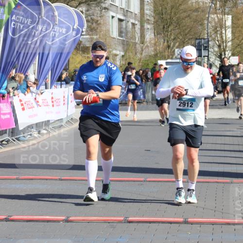 12.04.2026 - 45. Internationalen Wilhelmsburger Insellauf Strokosch-Dieckow http://msf.ph/oto/9464990 12.04.2026 10:57:17 Ziel 2912, 2913 meine-sportfotos.de