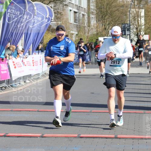 12.04.2026 - 45. Internationalen Wilhelmsburger Insellauf Strokosch-Dieckow http://msf.ph/oto/9464996 12.04.2026 10:57:17 Ziel 2912, 2913 meine-sportfotos.de