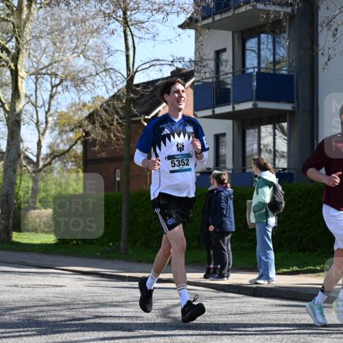 12.04.2026 - 45. Internationalen Wilhelmsburger Insellauf J. Mangold http://msf.ph/oto/9465000 12.04.2026 10:56:34 Ziel 4158, 2133, 2754, 4155, 2795, 3917, 5319, 5352, 2915, 3224, 4654, 3059, 3187, 4448, 2912, 2913, 4927, 2791, 2067, 4321, 2744, 5508, 4388, 2579, 2458, 5845, 5844 meine-sportfotos.de