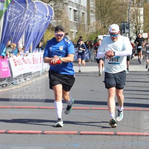 12.04.2026 - 45. Internationalen Wilhelmsburger Insellauf Strokosch-Dieckow http://msf.ph/oto/9465001 12.04.2026 10:57:17 Ziel 2912, 2913 meine-sportfotos.de