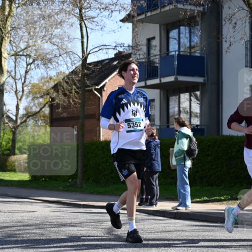 12.04.2026 - 45. Internationalen Wilhelmsburger Insellauf J. Mangold http://msf.ph/oto/9465002 12.04.2026 10:56:34 Ziel 4158, 2133, 2754, 4155, 2795, 3917, 5319, 5352, 2915, 3224, 4654, 3059, 3187, 4448, 2912, 2913, 4927, 2791, 2067, 4321, 2744, 5508, 4388, 2579, 2458, 5845, 5844 meine-sportfotos.de