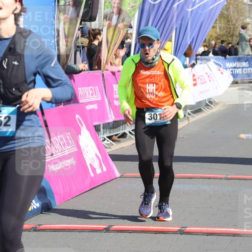 12.04.2026 - 45. Internationalen Wilhelmsburger Insellauf Strokosch-Dieckow http://msf.ph/oto/9465012 12.04.2026 11:14:56 Ziel 3343, 2452, 3018, 2424 meine-sportfotos.de