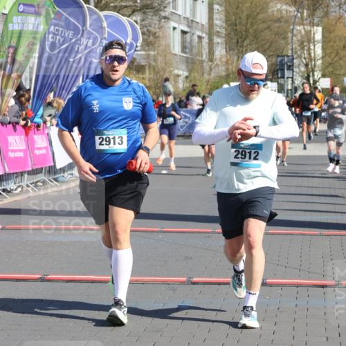 12.04.2026 - 45. Internationalen Wilhelmsburger Insellauf Strokosch-Dieckow http://msf.ph/oto/9465017 12.04.2026 10:57:18 Ziel 2912, 2913 meine-sportfotos.de