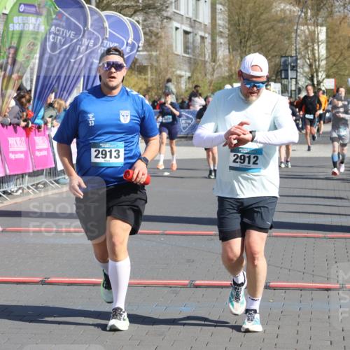 12.04.2026 - 45. Internationalen Wilhelmsburger Insellauf Strokosch-Dieckow http://msf.ph/oto/9465023 12.04.2026 10:57:18 Ziel 2912, 2913 meine-sportfotos.de