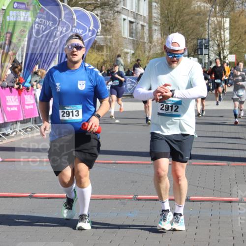12.04.2026 - 45. Internationalen Wilhelmsburger Insellauf Strokosch-Dieckow http://msf.ph/oto/9465027 12.04.2026 10:57:18 Ziel 2912, 2913 meine-sportfotos.de