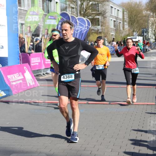 12.04.2026 - 45. Internationalen Wilhelmsburger Insellauf Strokosch-Dieckow http://msf.ph/oto/9465112 12.04.2026 10:57:30 Ziel 4388, 2579, 2458, 5845, 5844 meine-sportfotos.de