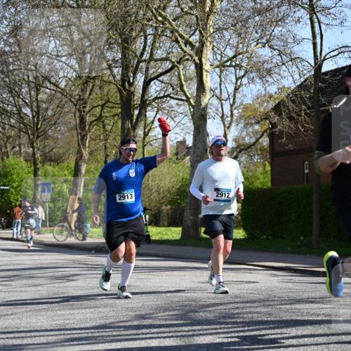 12.04.2026 - 45. Internationalen Wilhelmsburger Insellauf J. Mangold http://msf.ph/oto/9465118 12.04.2026 10:56:45 Ziel 5319, 5352, 2915, 3224, 4654, 3059, 3187, 4448, 2912, 2913, 4927, 2791, 2067, 4321, 2744, 5508, 5508, 4388, 2579, 2458, 5845, 5844, 5701 meine-sportfotos.de