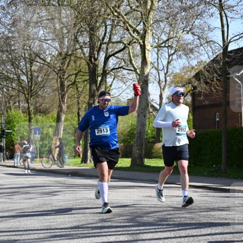 12.04.2026 - 45. Internationalen Wilhelmsburger Insellauf J. Mangold http://msf.ph/oto/9465122 12.04.2026 10:56:45 Ziel 5319, 5352, 2915, 3224, 4654, 3059, 3187, 4448, 2912, 2913, 4927, 2791, 2067, 4321, 2744, 5508, 5508, 4388, 2579, 2458, 5845, 5844, 5701 meine-sportfotos.de