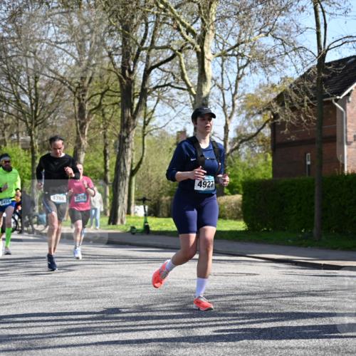 12.04.2026 - 45. Internationalen Wilhelmsburger Insellauf J. Mangold http://msf.ph/oto/9465169 12.04.2026 10:56:56 Ziel 3059, 3187, 4448, 2912, 2913, 4927, 2791, 2067, 4321, 2744, 5508, 4388, 2579, 2458, 5845, 5844, 5701, 4368, 2441 meine-sportfotos.de