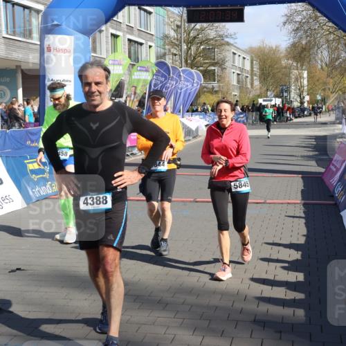 12.04.2026 - 45. Internationalen Wilhelmsburger Insellauf Strokosch-Dieckow http://msf.ph/oto/9465175 12.04.2026 10:57:33 Ziel 2458, 5845, 5844 meine-sportfotos.de