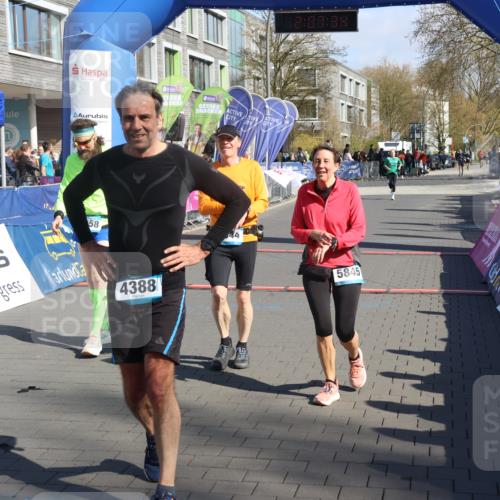 12.04.2026 - 45. Internationalen Wilhelmsburger Insellauf Strokosch-Dieckow http://msf.ph/oto/9465182 12.04.2026 10:57:33 Ziel 2458, 5845, 5844 meine-sportfotos.de