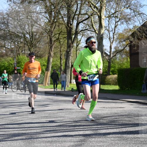 12.04.2026 - 45. Internationalen Wilhelmsburger Insellauf J. Mangold http://msf.ph/oto/9465199 12.04.2026 10:56:59 Ziel 2912, 2913, 4927, 2791, 2067, 4321, 2744, 5508, 4388, 2579, 2458, 5845, 5844, 5701, 4368, 2441, 5243 meine-sportfotos.de